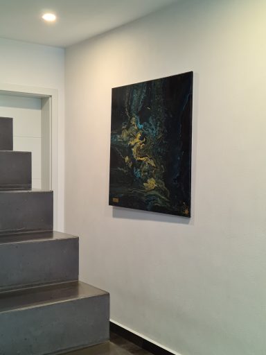 Abstrakte Malerei in Blau- und Grüntönen mit goldenen Akzenten.