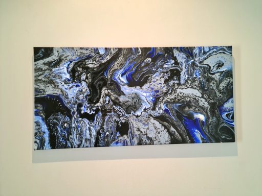 Abstrakte Acryl Malerei mit dynamischen blauen, grauen und schwarzen Wirbeln.