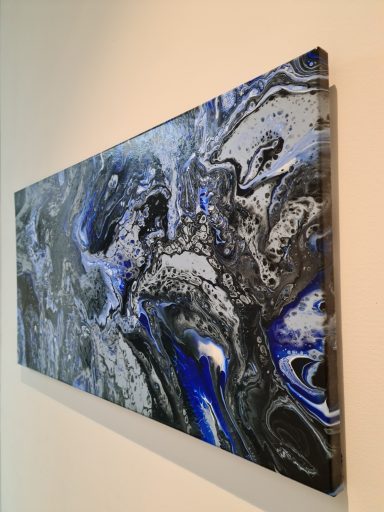 Abstrakte Acryl Malerei mit dynamischen blauen, grauen und schwarzen Wirbeln.