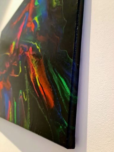 Bunte abstrakte Farbverläufe in Schwarz, mit leuchtendem Gelb, Rot, Grün und Blau.
