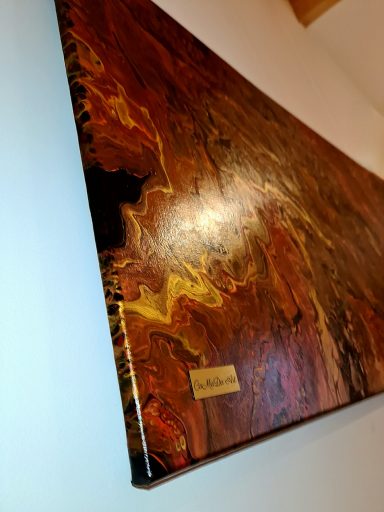 Abstrakte, gewundene Muster in warmen Brauntönen mit goldenen Akzenten.