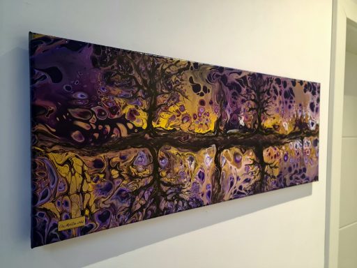 Abstrakte Acryl Malerei in lila und gold mit baumartigen Strukturen und organischen Formen.