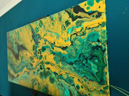 Gemälde Acryl Malerei, Pouring Fluid Art, abstrakte Farbverläufe in Gelb, Grün und Türkis mit fließenden Mustern.