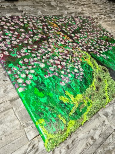 Bunte Blütenbaum-Malerei mit grünem Hintergrund und leuchtenden Farben.