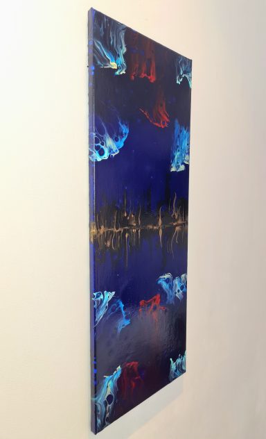 Abstrakte Kunst mit blauen und roten Farbverläufen auf dunklem Hintergrund.