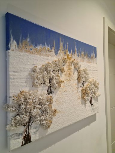 Gemälde mit einer schneebedeckten Landschaft und Bäumen unter blauem Himmel.