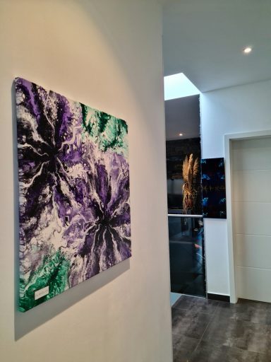 Abstrakte Kunst mit violetten und grünen Farbtönen, die spiralförmige Muster bilden.