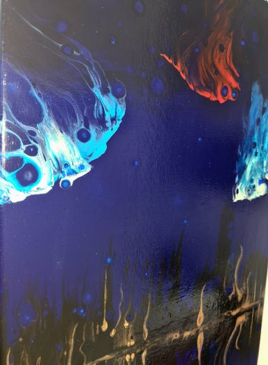 Abstrakte Kunst mit blauen und roten Farbverläufen auf dunklem Hintergrund.