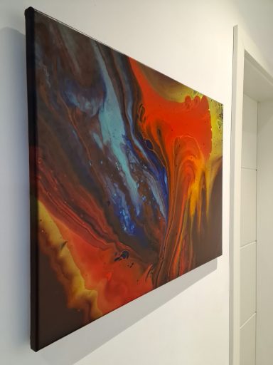 Abstrakte Malerei mit intensiven Rot-, Blau- und Gelbtönen in dynamischen Wirbeln.