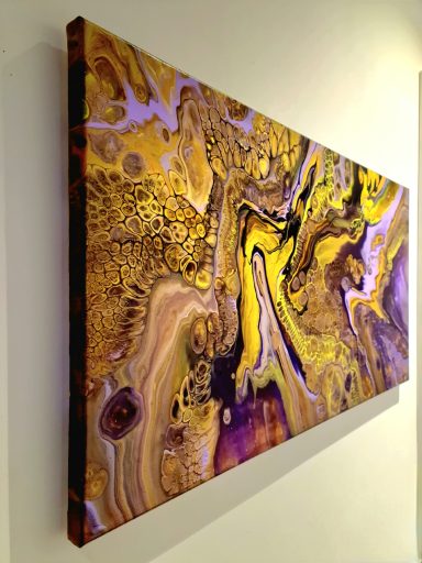 Abstrakte Kunst mit wilden, undulierenden Mustern in Gelb, Lila und Braun.