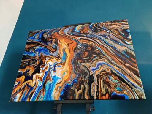Abstrakte Farben in Blau, Orange und Braun mit fließenden, wabernden Mustern.