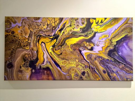 Abstrakte Kunst mit wilden, undulierenden Mustern in Gelb, Lila und Braun.