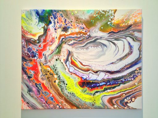Abstraktes Kunstwerk mit bunten, wirbelnden Mustern und lebendigen Farben.