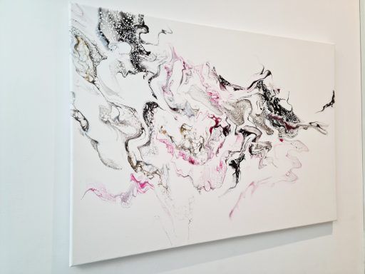 Abstrakte Acryl Malerei, Pouring Fluid Art, mit schwarzen, grauen und rosa Wirbeln auf weißem Hintergrund.