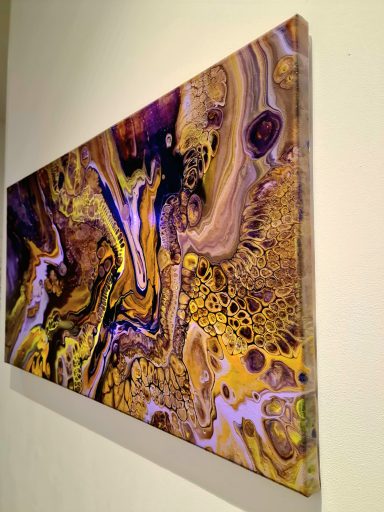 Abstrakte Kunst mit wilden, undulierenden Mustern in Gelb, Lila und Braun.