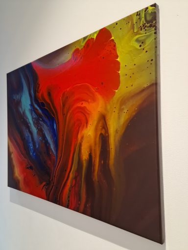 Abstrakte Malerei mit intensiven Rot-, Blau- und Gelbtönen in dynamischen Wirbeln.