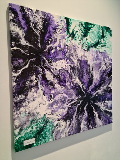 Abstrakte Kunst mit violetten und grünen Farbtönen, die spiralförmige Muster bilden.