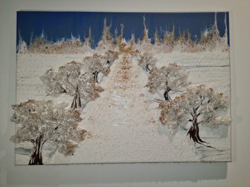 Gemälde mit einer schneebedeckten Landschaft und Bäumen unter blauem Himmel.