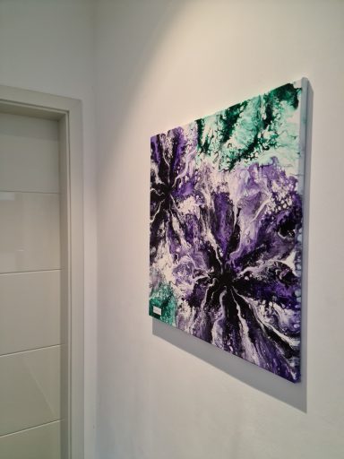Abstrakte Kunst mit violetten und grünen Farbtönen, die spiralförmige Muster bilden.