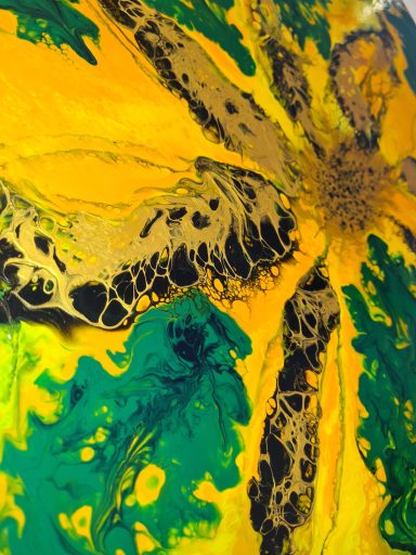 Abstrakte Kunst mit gelben, grünen und schwarzen Farbswirbeln in blütenähnlichem Muster.