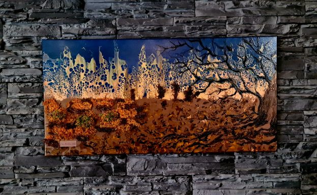 Abstrakte Landschaft mit Bäumen und eingearbeitetem echtem Moos, einem Farbverlauf im Himmel. 
