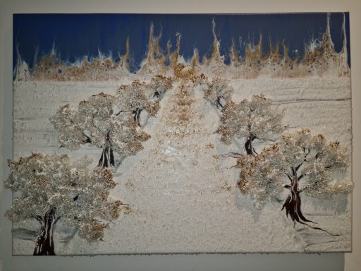 Gemälde mit einer schneebedeckten Landschaft und Bäumen unter blauem Himmel.