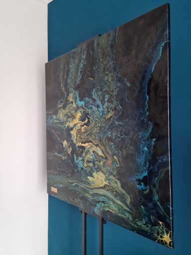 Abstrakte Malerei in Blau- und Grüntönen mit goldenen Akzenten.