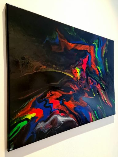 Bunte abstrakte Farbverläufe in Schwarz, mit leuchtendem Gelb, Rot, Grün und Blau.