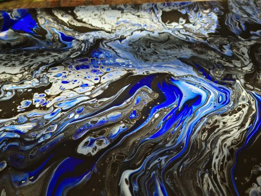 Abstrakte Acryl Malerei mit dynamischen blauen, grauen und schwarzen Wirbeln.