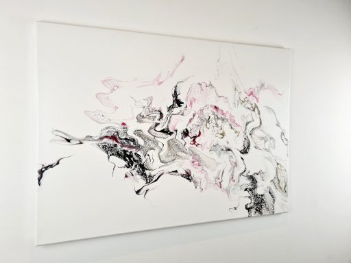Abstrakte Acryl Malerei, Pouring Fluid Art, mit schwarzen, grauen und rosa Wirbeln auf weißem Hintergrund.