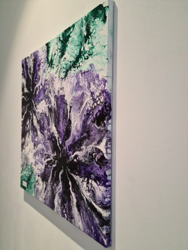 Abstrakte Kunst mit violetten und grünen Farbtönen, die spiralförmige Muster bilden.