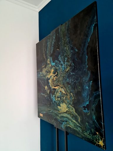 Abstrakte Malerei in Blau- und Grüntönen mit goldenen Akzenten.