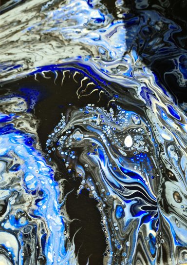 Abstrakte Acryl Malerei mit dynamischen blauen, grauen und schwarzen Wirbeln.