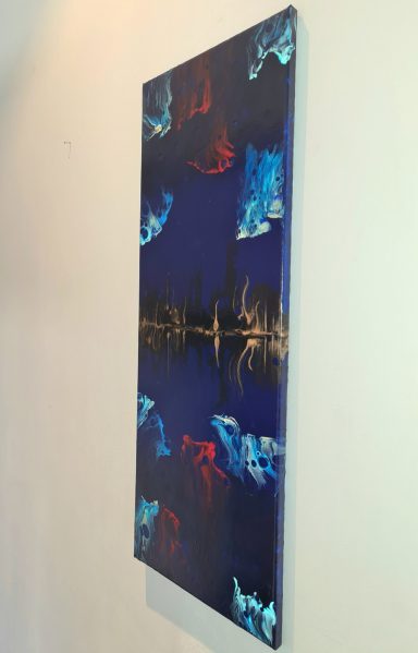 Abstrakte Kunst mit blauen und roten Farbverläufen auf dunklem Hintergrund.