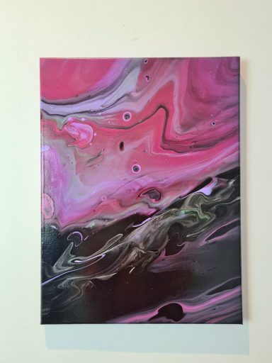 Abstrakte Malerei in Pink- und Schwarztönen mit fließenden Linien und Strukturen.