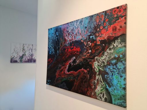 Abstrakte Farbverläufe in Schwarz, Rot, Orange und Grün, die lebendige Muster bilden.