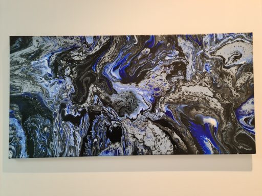 Abstrakte Acryl Malerei mit dynamischen blauen, grauen und schwarzen Wirbeln.