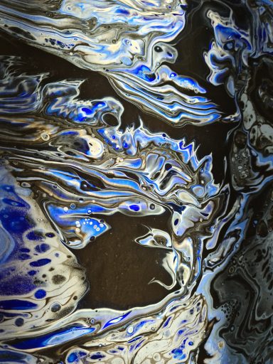 Abstrakte Acryl Malerei mit dynamischen blauen, grauen und schwarzen Wirbeln.