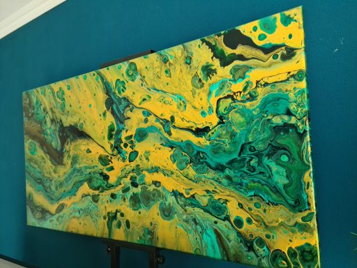 Gemälde Acryl Malerei, Pouring Fluid Art, abstrakte Farbverläufe in Gelb, Grün und Türkis mit fließenden Mustern.