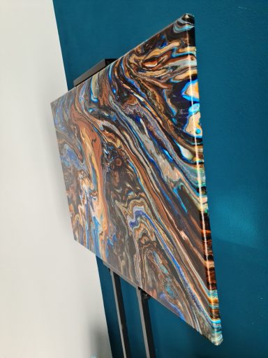 Abstrakte Farben in Blau, Orange und Braun mit fließenden, wabernden Mustern.
