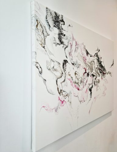 Abstrakte Acryl Malerei, Pouring Fluid Art, mit schwarzen, grauen und rosa Wirbeln auf weißem Hintergrund.