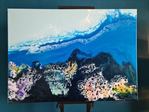 Blaue und schwarze Farbschichten mit bunten Akzenten in fluidem Muster.