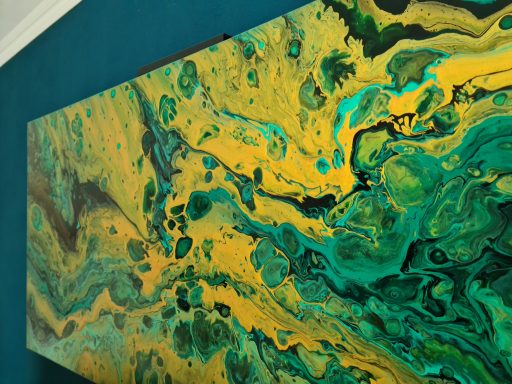 Gemälde Acryl Malerei, Pouring Fluid Art, abstrakte Farbverläufe in Gelb, Grün und Türkis mit fließenden Mustern.