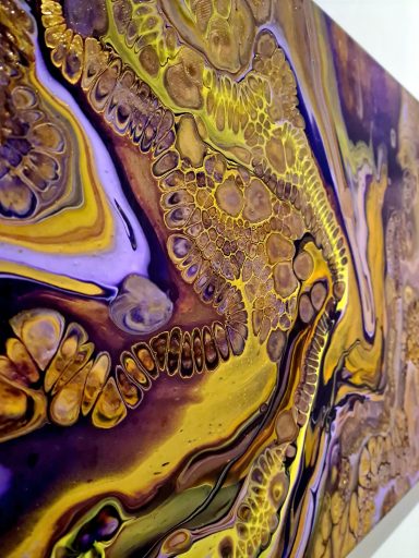 Abstrakte Kunst mit wilden, undulierenden Mustern in Gelb, Lila und Braun.