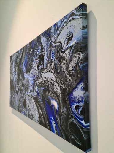 Abstrakte Acryl Malerei mit dynamischen blauen, grauen und schwarzen Wirbeln.