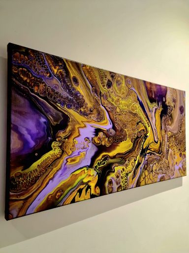 Abstrakte Kunst mit wilden, undulierenden Mustern in Gelb, Lila und Braun.