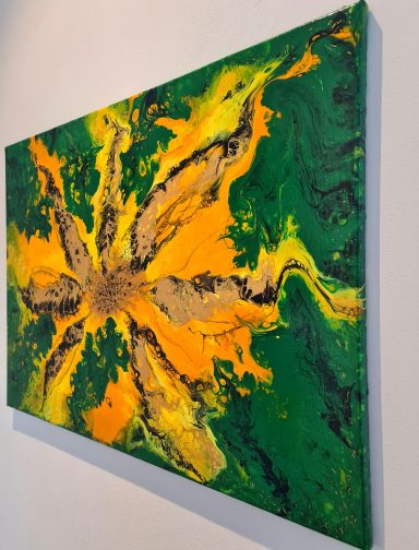 Abstrakte Kunst mit gelben, grünen und schwarzen Farbswirbeln in blütenähnlichem Muster.