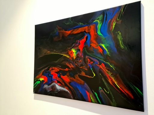 Bunte abstrakte Farbverläufe in Schwarz, mit leuchtendem Gelb, Rot, Grün und Blau.