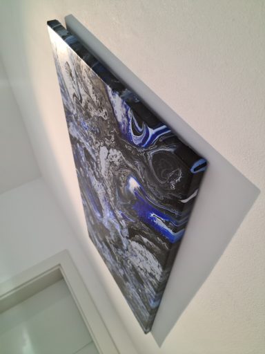 Abstrakte Acryl Malerei mit dynamischen blauen, grauen und schwarzen Wirbeln.