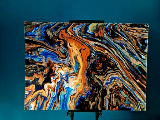 Abstrakte Farben in Blau, Orange und Braun mit fließenden, wabernden Mustern.